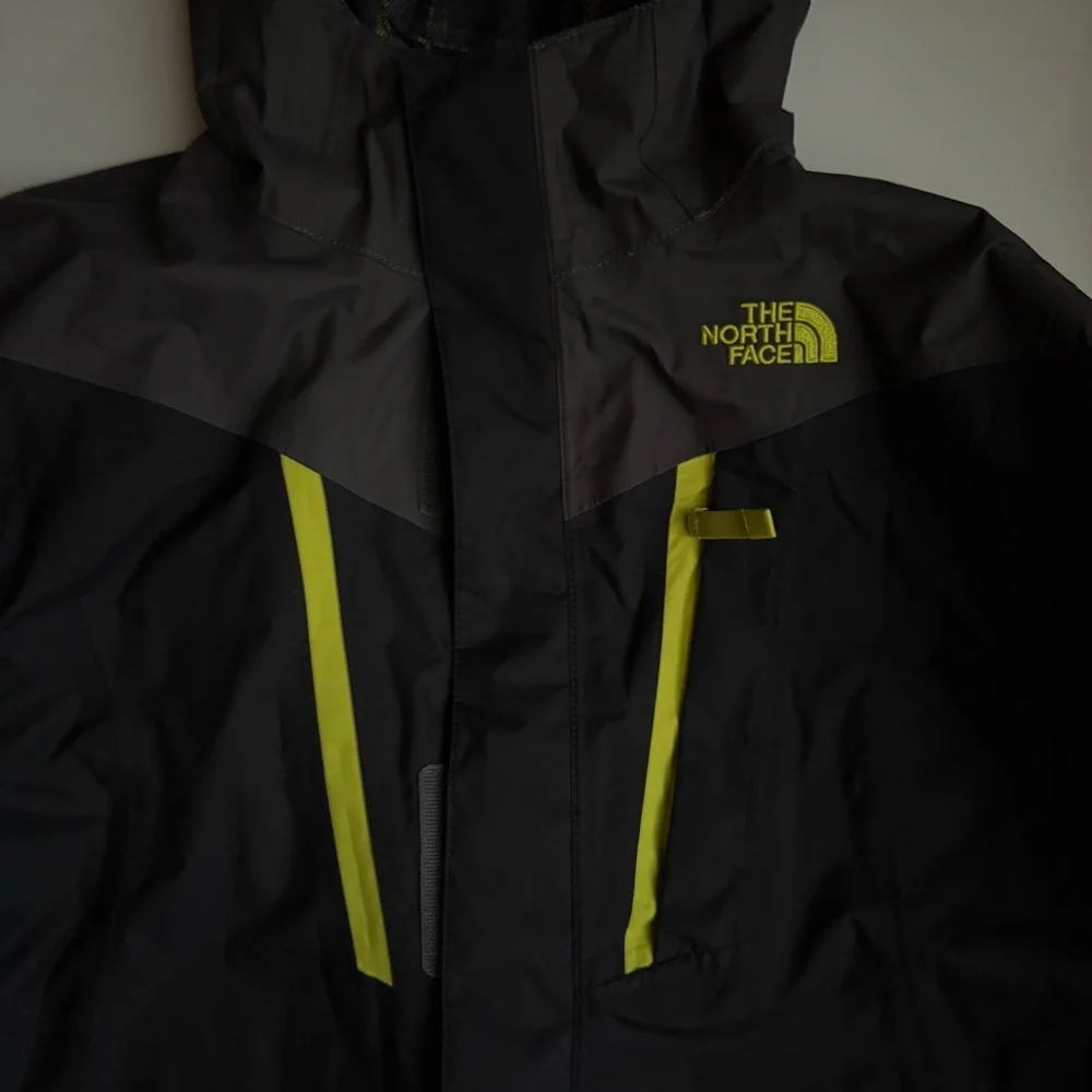 The North Face Boys Hyvent 2-in-1 Hooded Shell Jacket - Size Large (14/16) Used - Picture 12 of 13